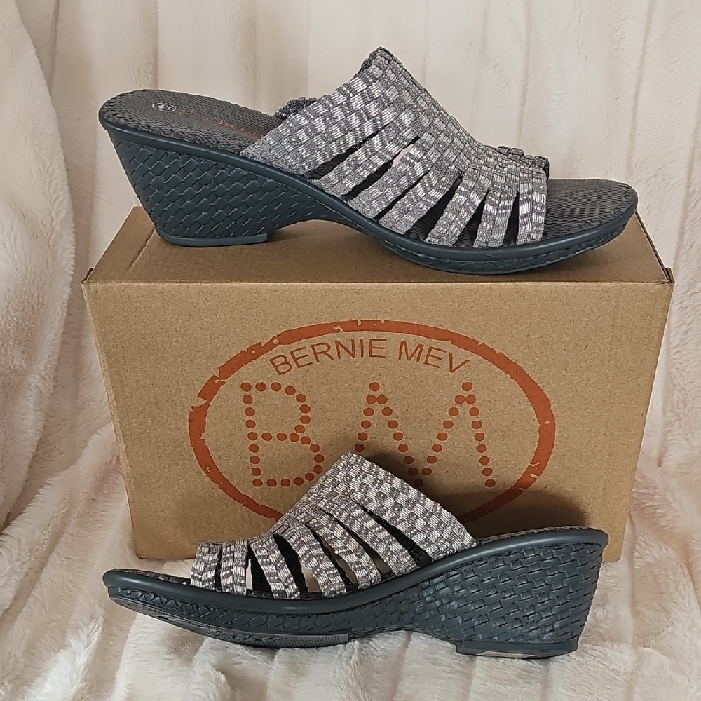 bernie mev. Women's Metallic and Black Wedges